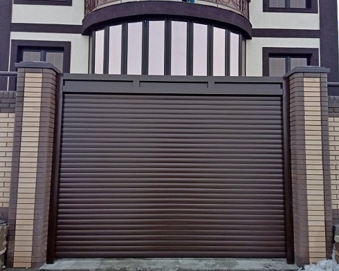 Роллетные ворота Алютех серии Prestige со сплошным алюминиевым профилем роликовой прокатки AG/77 с доставкой в Армавире 